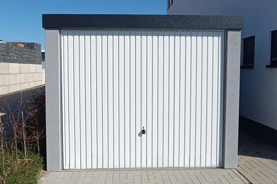 Einzelgarage STANDARD mit weißem Schwingtor und grauem Dekorputz