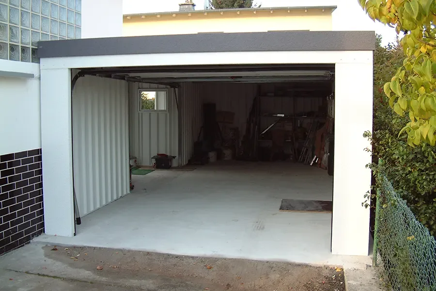Offene Garage mit glattem Betonboden
