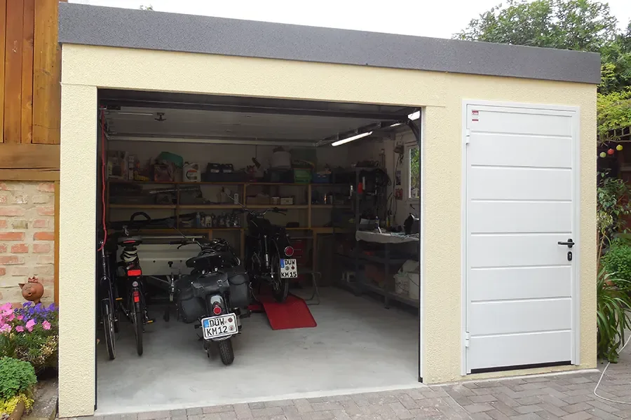 Garage mit Motorrädern, Fahrrädern und Werkbank