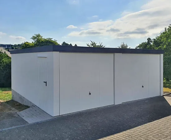 Doppelgarage mit Iso-Dach und Nebentür in der dritten Baureihe