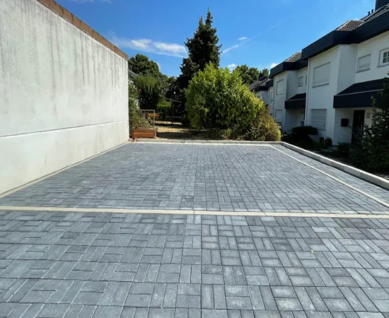 Streifenfundament mit Pflaster vor dem Aufbau einer Doppelgarage