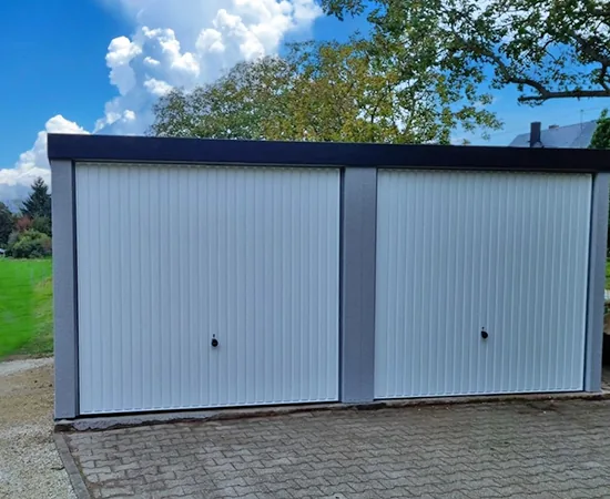 Neue Doppelgarage mit zwei weißen Schwingtoren in Konz