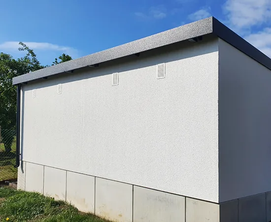 Großraumgarage auf einer Stellfläche aus L-Steinen am Hang