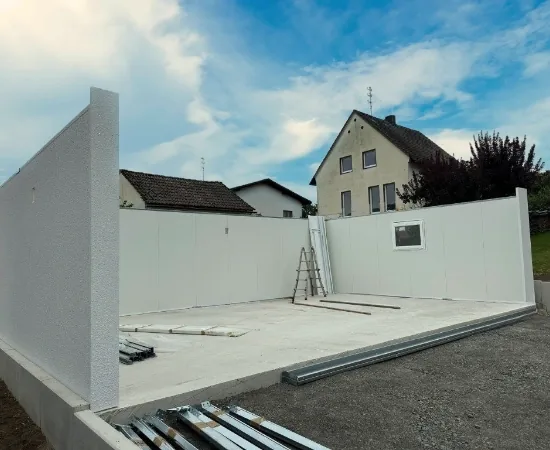 Montage der Großraumgarage auf der neuen Betonplatte