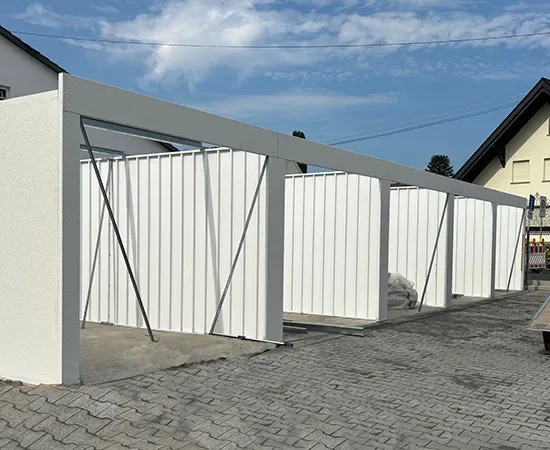 Aufbau der Garagenanlage aus einzelnen Stahlelementen