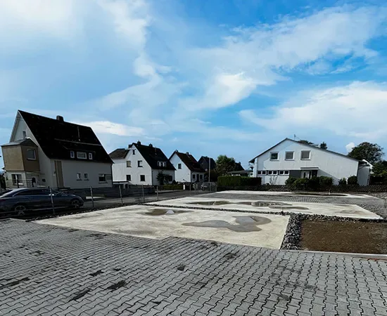 Betonplatten als Fundament der Garagenanlage