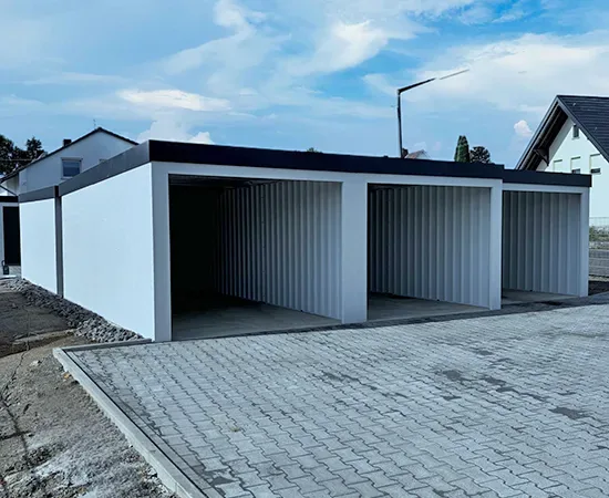 Offene Anlage mit Trennwänden vor dem Toreinbau
