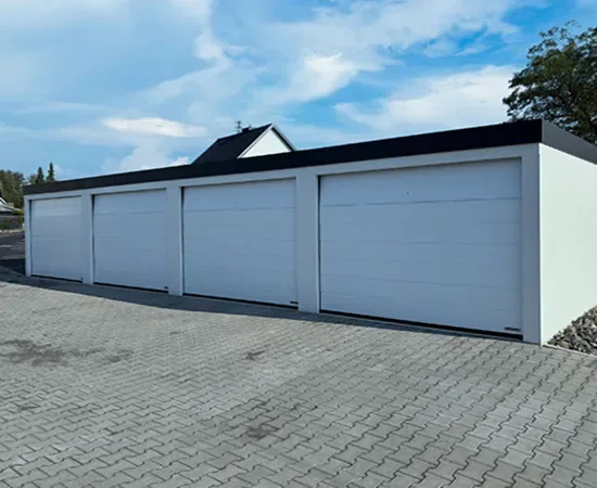 Vierer-Reihe der Garagenanlage mit Sektionaltoren