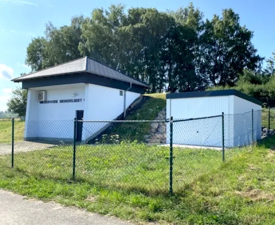 Einzelgarage neben dem Gebäude des Wasserwerks