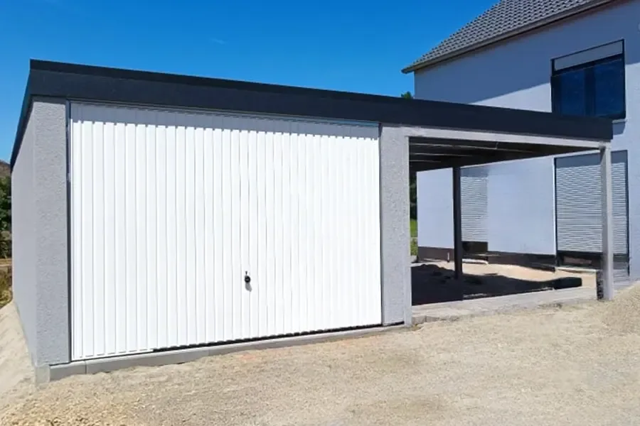 Weiße Garage mit angebautem Carport