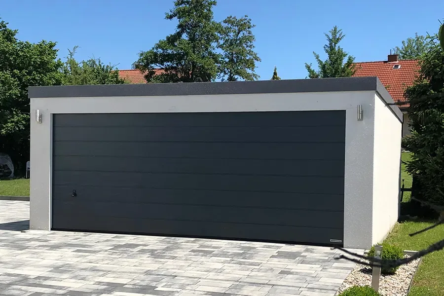 Großraumgarage mit breitem anthrazitfarbenem Sektionaltor