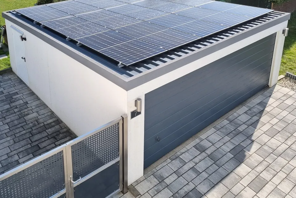 Fertiggarage mit Photovoltaikmodulen auf dem Flachdach